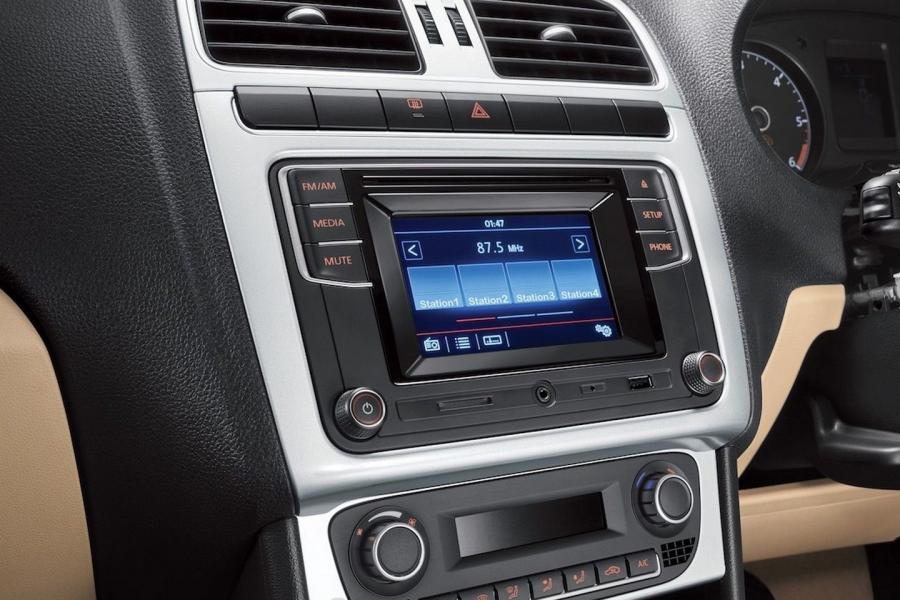Детали интерьера Volkswagen Ameo 2016 года  (фото 11 из 16)